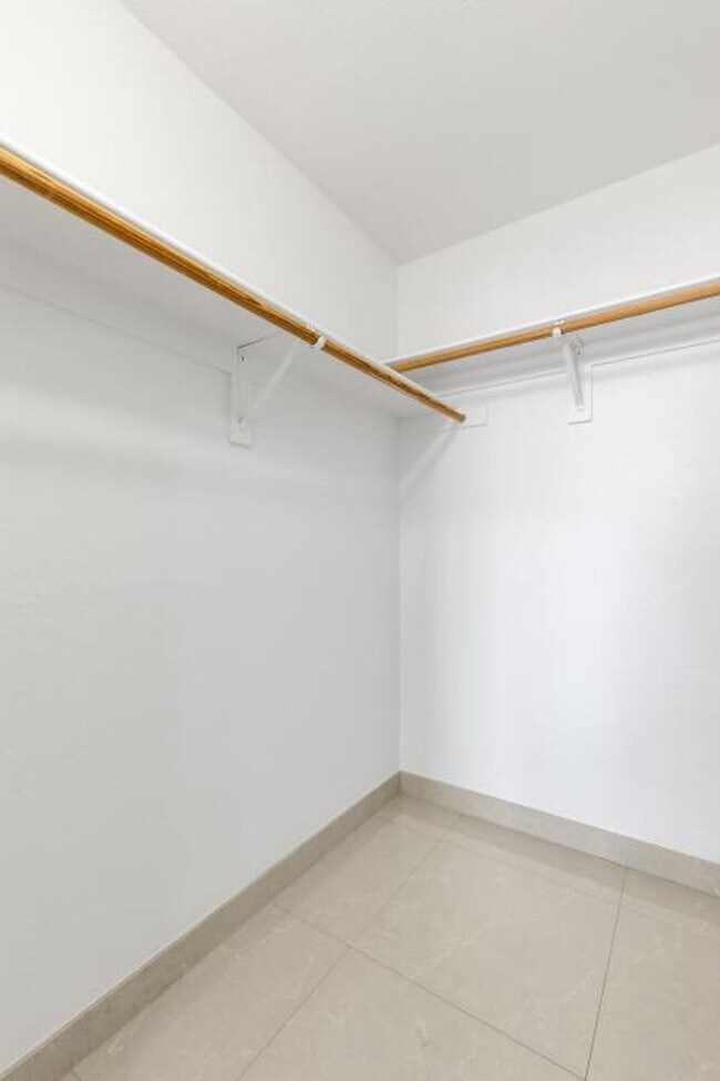 Building Photo - Two bedroom Park Avenue Condo/Freshly pain...