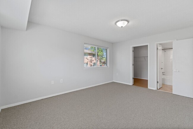 Building Photo - Fairwinds. Renovated and Updated. Spacious 2 bed 2 bath ground level condo in Annapolis!