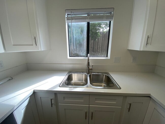 Building Photo - La Tierra Garden Apartment (29)