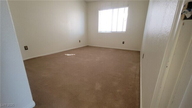 Building Photo - 2632 Ironside Dr