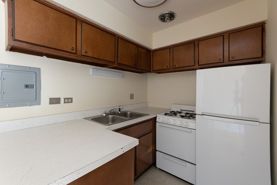 Building Photo - 650 W Wrightwood Ave