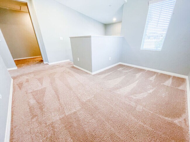 Building Photo - Beautiful 2 Story 4 Bedroom Home in Great ...