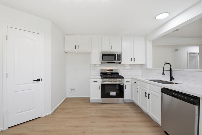 Building Photo - 20615 Moonrise River Ln