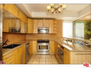 Building Photo - 318 N Maple Dr