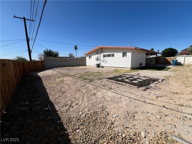 Building Photo - 1128 Greenway Dr