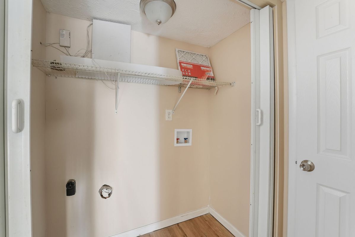 Building Photo - 293 Country Club Dr