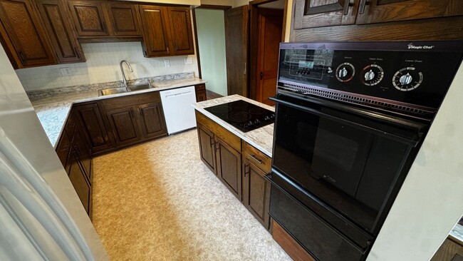 Building Photo - Wonderful 4BR 3BA w/ 2 Car Garage on 1.38 Acres in desirable Mendota Heights neighborhood!