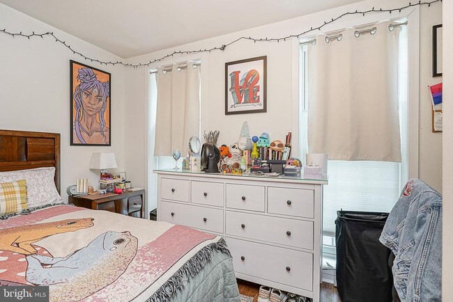 Building Photo - 1926 Bainbridge St