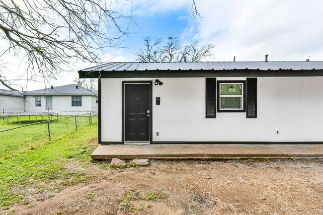 Building Photo - 1106 Brewster Ave