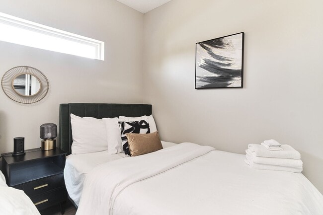 Building Photo - Fully Furnished 2BD Duplex in the Heart of downtown Indy!