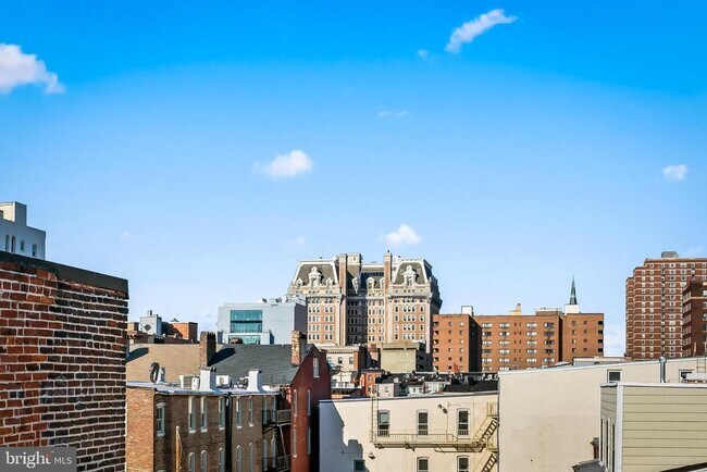 Building Photo - 18 E Madison St