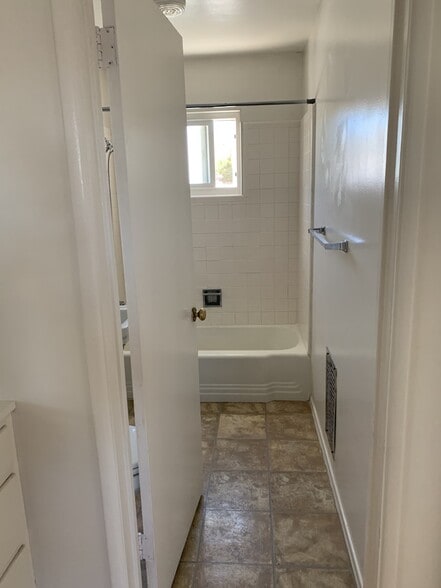 Building Photo - 115 N D St