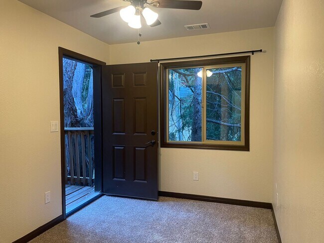 Building Photo - Fabulous mountain retreat freeway close!