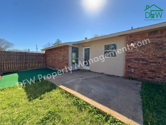 Building Photo - 8917 Vernon Dr