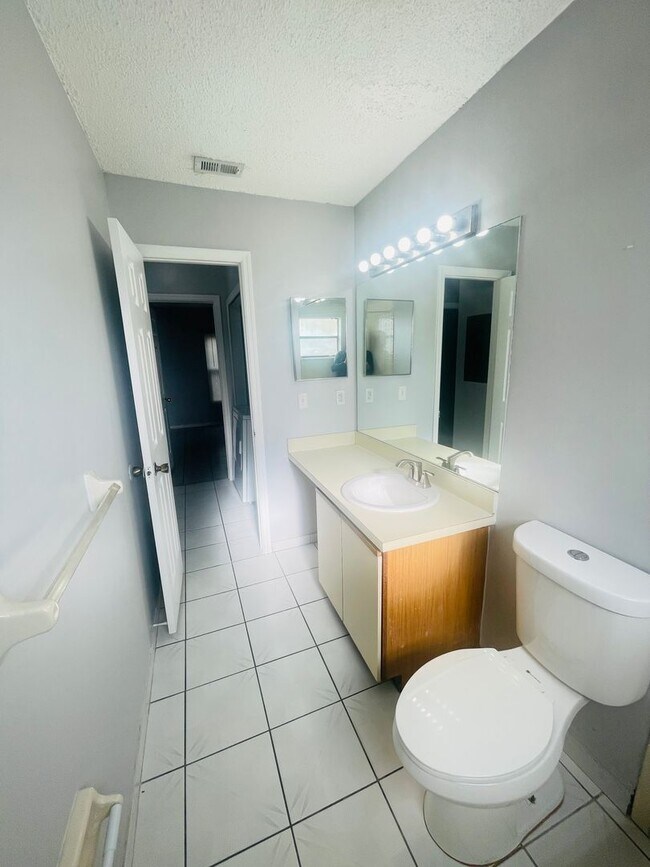 Building Photo - HIDDEN CREEK CONDO-1613 Little River Dr Or...