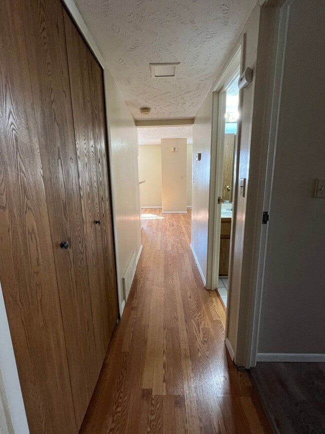 Building Photo - 2 Bedroom, 2 Bath Broadview Heights