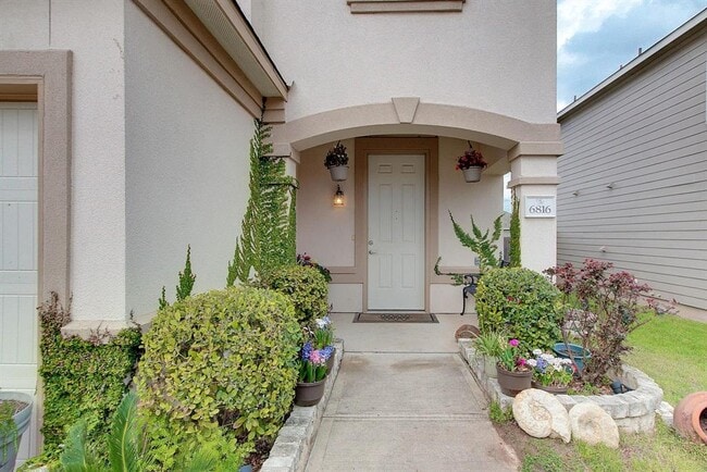 Building Photo - 6816 Sunderland Trail