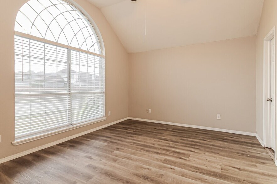 Building Photo - 2840 Helen Ln