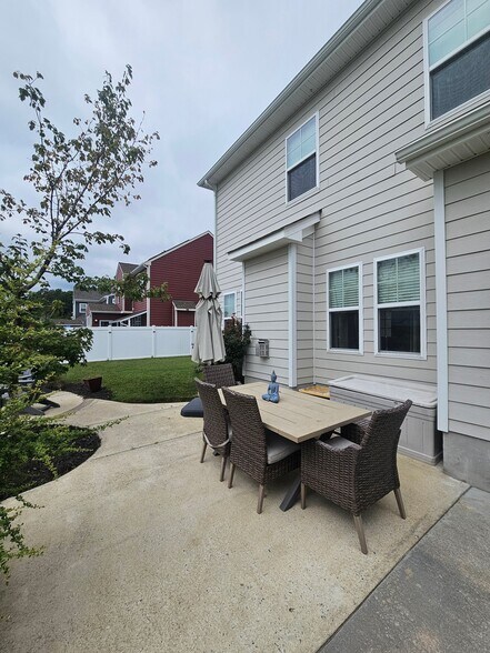 Building Photo - 141 Bella Dr