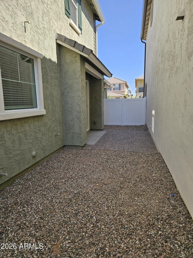 Building Photo - 3353 S Primrose