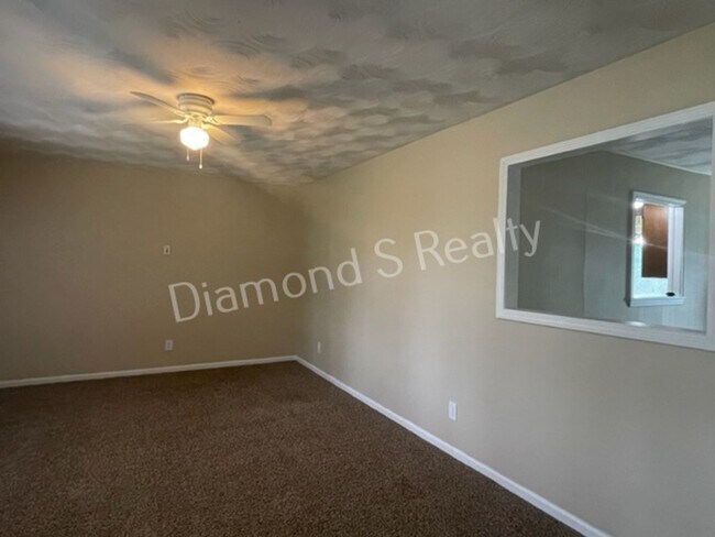 Building Photo - 4 Bedroom Home Available Now! Southwest Springfield!