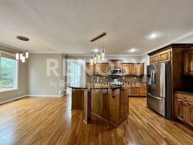 Building Photo - 5 Bedroom Home in Overland Park