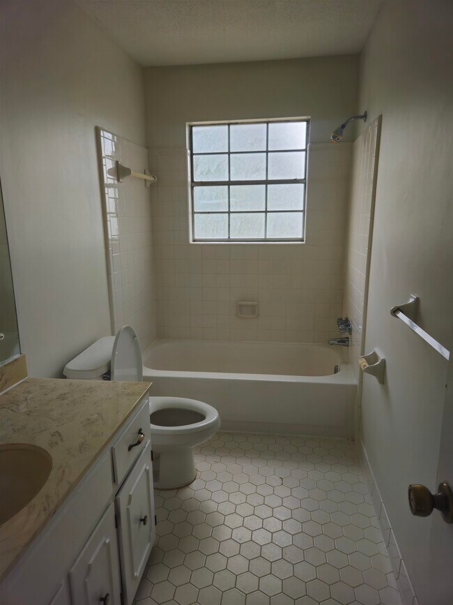 Building Photo - 3124 George Cove