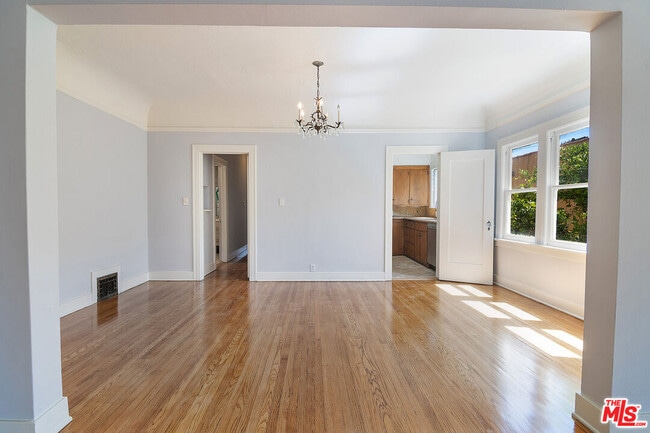 Building Photo - 170 1/2 S Sycamore Ave