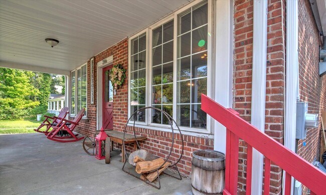 Building Photo - 3BR Jackson Home Available Now