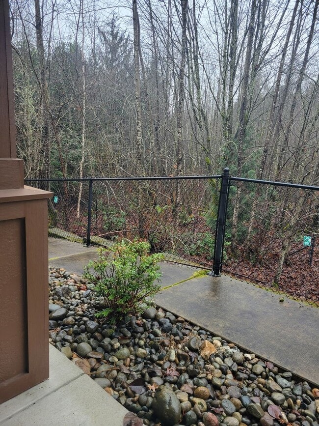 Building Photo - Beautiful Townhome in perfect location, only minutes from I-5