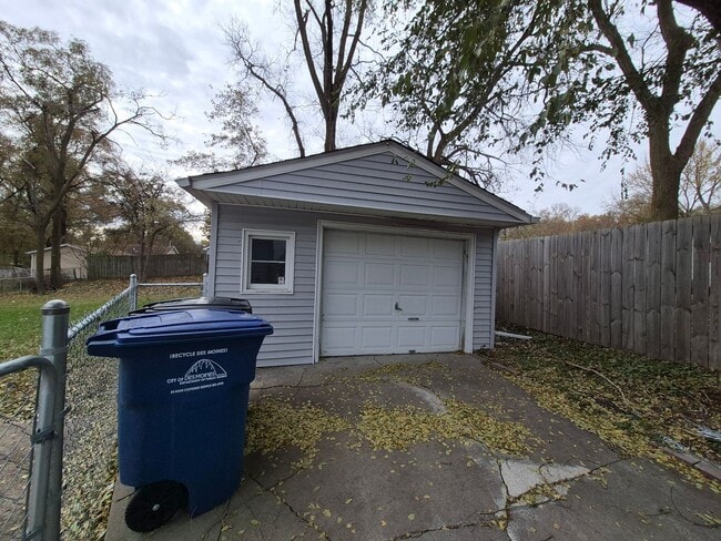 Building Photo - 2 bedroom home with 1+ car garage, pet friendly!