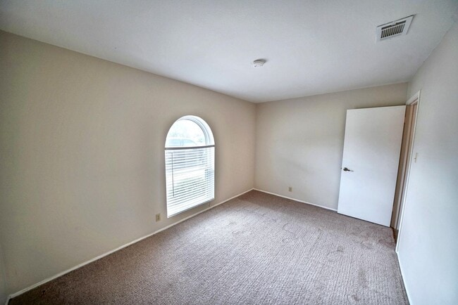 Building Photo - Charming 2-bed, 2-bath home in Universal C...