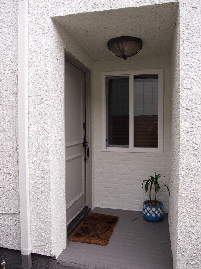 Private entrance - 737 Pier Avenue