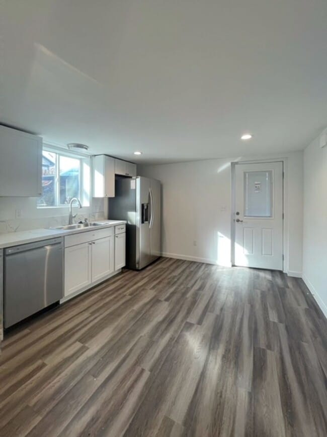 Building Photo - Fully Renovated MidTown Duplex with Parking!
