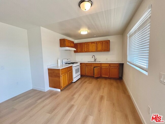 Primary Photo - 436 N Harvard Blvd