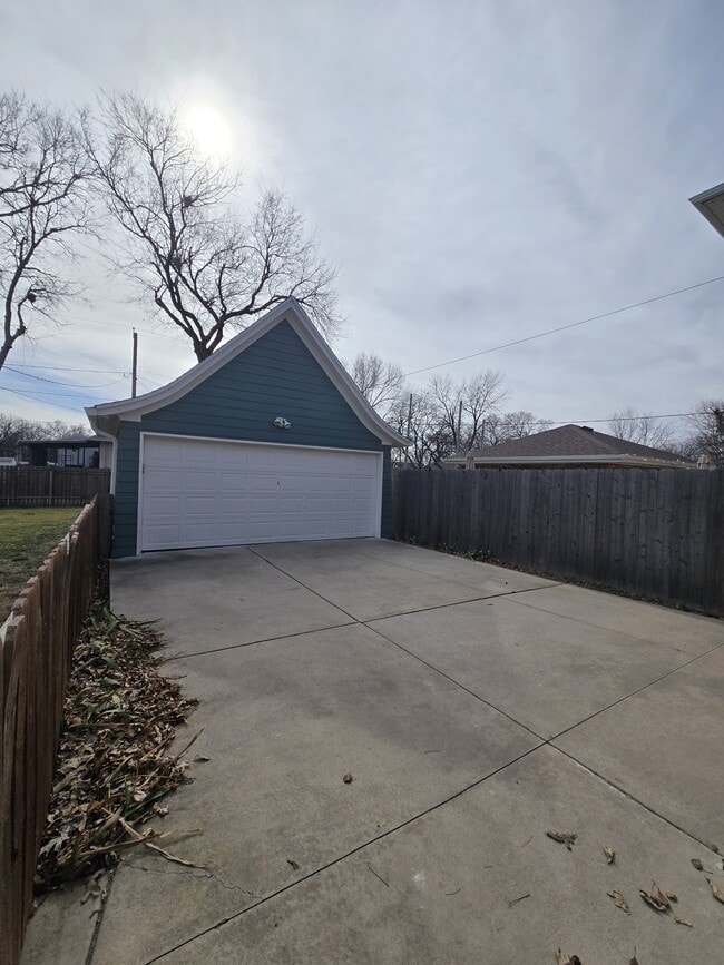 Building Photo - 1321 W Univ Ave