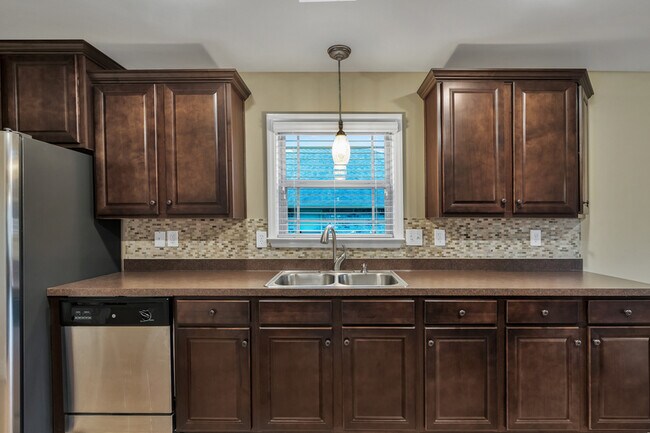 Building Photo - 128 Willow Tree Dr