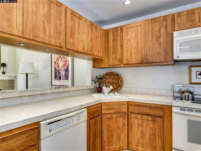 Building Photo - 631 N Villa Way