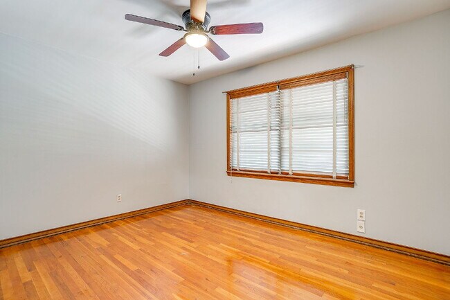 Building Photo - Historic 2 bed, 1 bath Apartment in Covete...