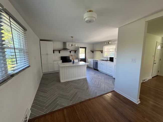 Building Photo - 4 Bedroom Remodeled House off Old Forest Road