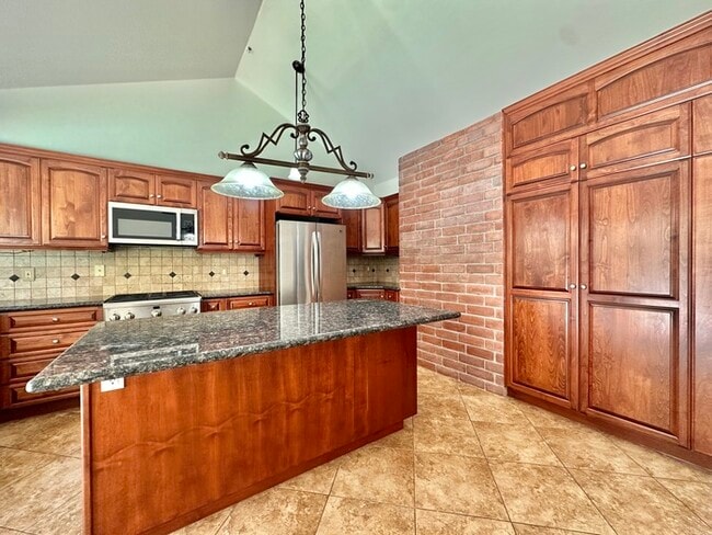 Building Photo - Renovated Entertainer’s Dream in Rancho Pe...