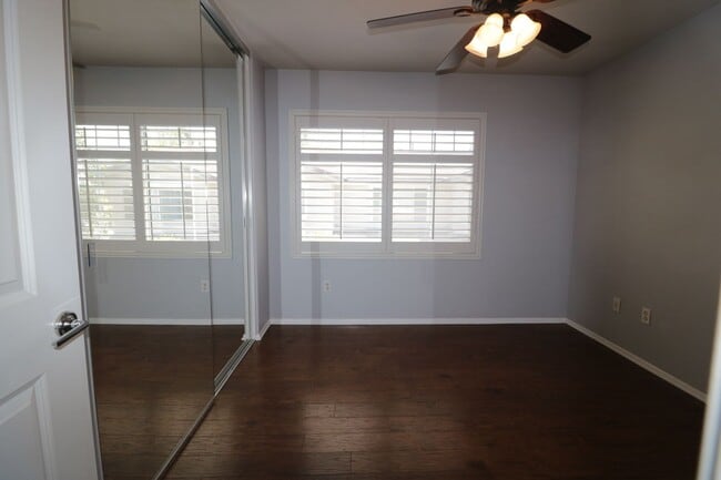 Building Photo - Townhome for Lease  in Valencia!
