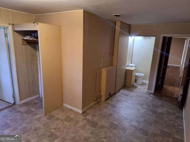 Building Photo - 4748 Sylvan Dr
