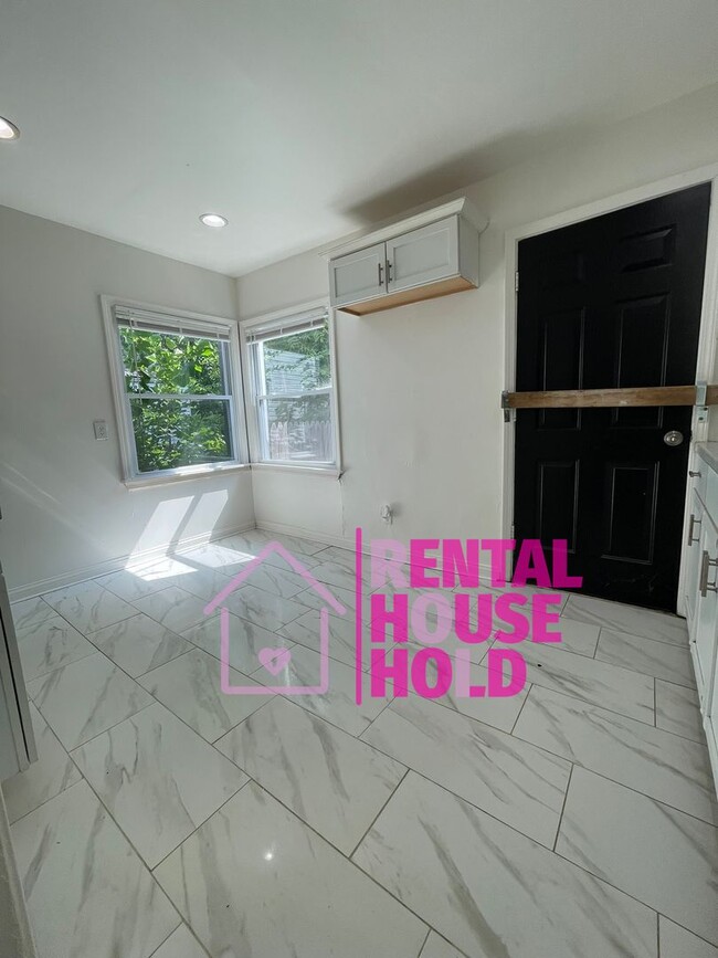 Building Photo - ~ 3 BEDROOM 1 BATH BUNGALOW FREE PRE-SCREEN
