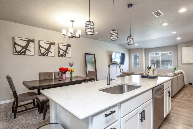 Building Photo - Townhouse Unit for Rent