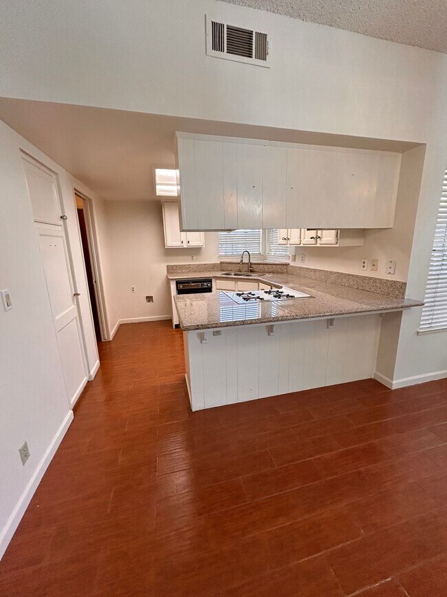 Building Photo - Cute home for rent in Visalia!