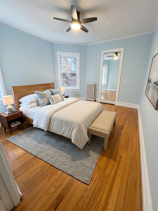 Building Photo - 6246 N Oakley Ave