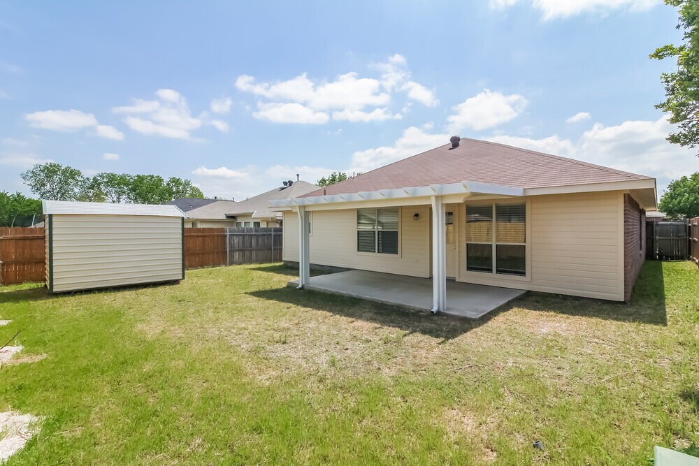 Building Photo - 209 Tulip Ln