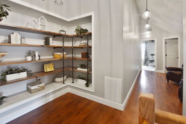 Building Photo - Pet Friendly Three Bedroom with Bonus!