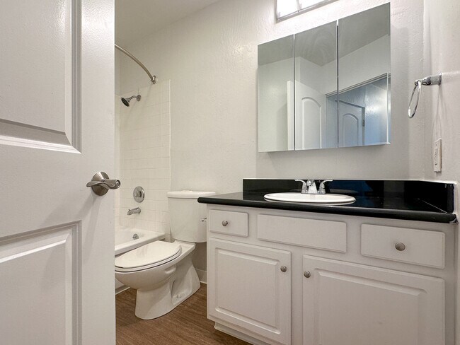 Building Photo - 1829 Lincoln Ave